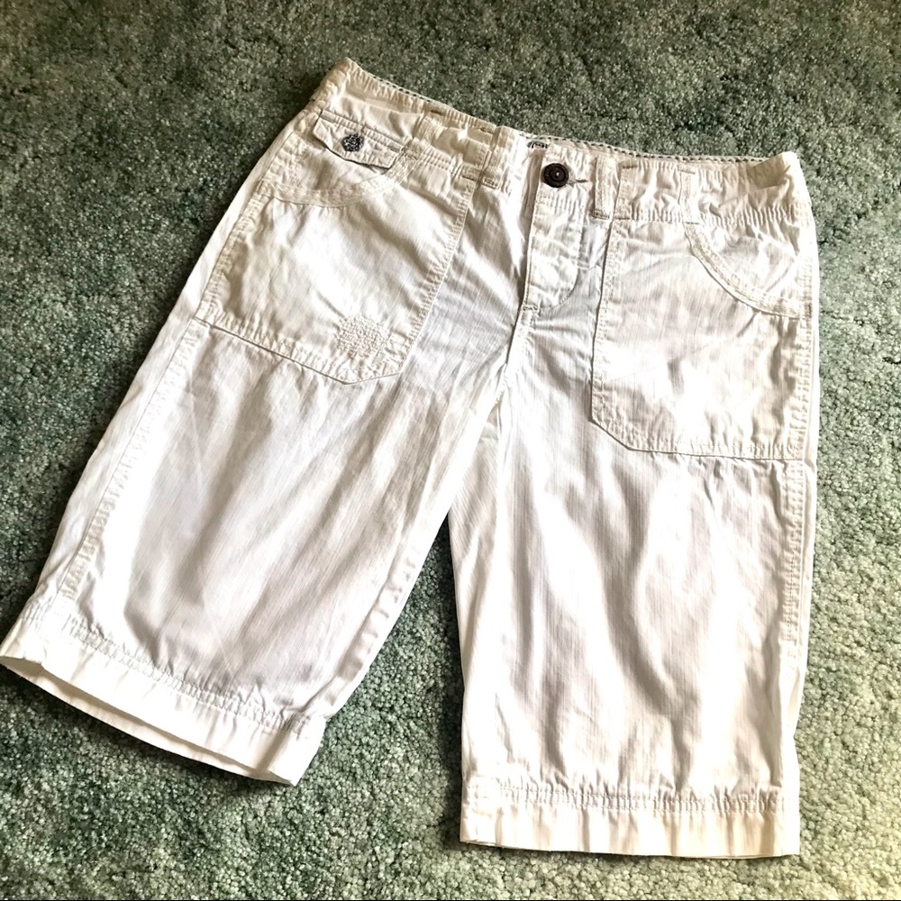 AMERICAN EAGLE White Bermuda Shorts, White Long Shorts, White Shorts, size 4